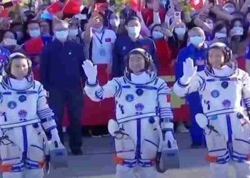 China envía 3 astronautas a su nueva estación espacial