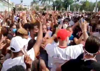 Miles se manifiestan en Cuba contra el gobierno