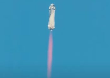 Jeff Bezos viaja exitosamente al borde del espacio