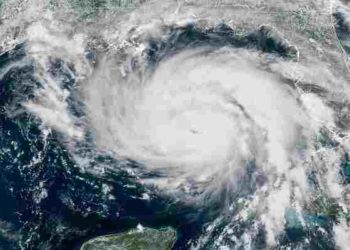 Miles huyen de Nueva Orleans ante la amenaza del huracán Ida