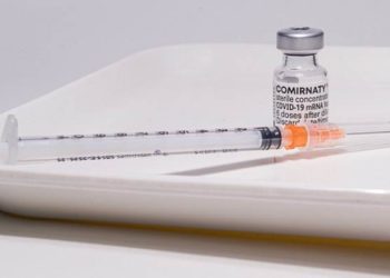 La vacuna COVID de Pfizer y BioNTech recibe la aprobación total de la FDA