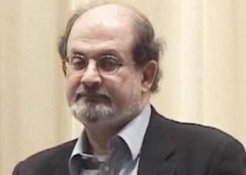 El novelista Salman Rushdie se recupera de apuñalamiento en Nueva York