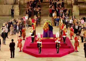 Miles presentan sus respetos a la difunta reina Isabel II