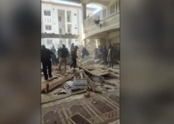 Al menos 90 personas mueren tras atentado suicida en mezquita de Peshawar, Pakistán