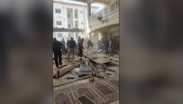 Al menos 90 personas mueren tras atentado suicida en mezquita de Peshawar, Pakistán