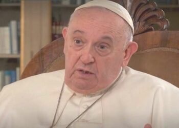 Papa Francisco dice que criminalizar la homosexualidad está mal