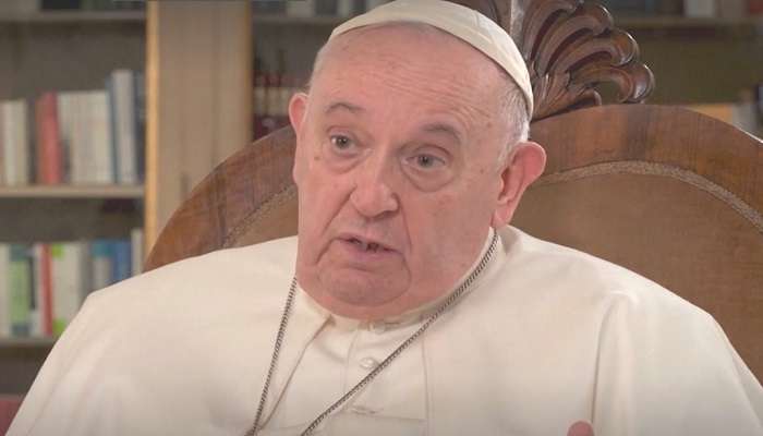 Papa Francisco dice que criminalizar la homosexualidad está mal