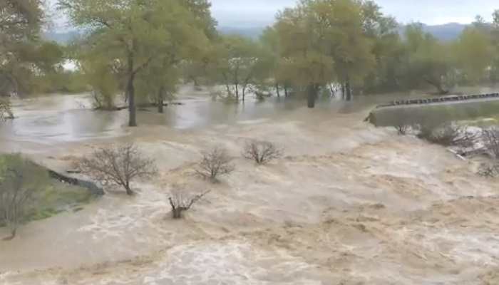 Tormenta río atmosférico deja al menos 2 muertos y miles evacuados en California
