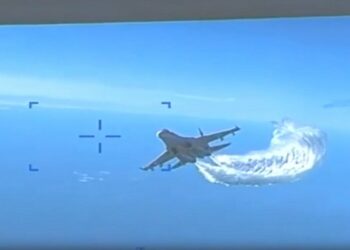 El Pentágono publica imágenes de colisión de avión ruso y dron estadounidense