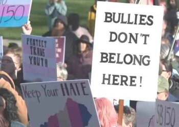 Los legisladores republicanos de Kentucky aprueban controvertida ley anti trans