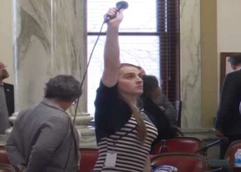 Legisladores republicanos prohíben a legislador transgénero hablar en el piso de la Cámara