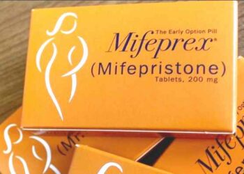 Un juez revoca la aprobación de la píldora abortiva mifepristona en Texas