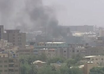 Estados Unidos cierra embajada en Sudán mientras continúan los combates