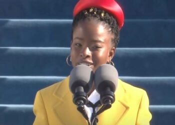 Poema de Amanda Gorman “The Hill We Climb” restringido en escuela de Florida