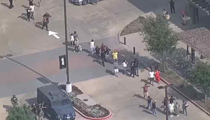 Balacera en centro comercial de Dallas deja al menos 9 muertos, 7 heridos