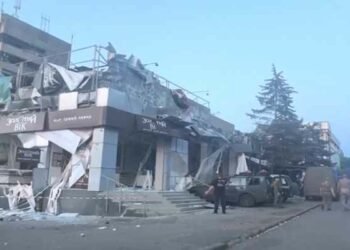 Ataque con misiles rusos a restaurante en Ucrania mata a 10, incluidos niños