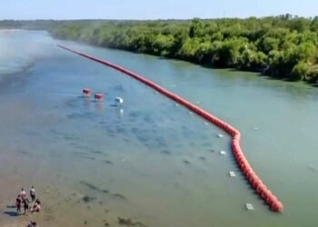El Departamento de Justicia demanda a Texas por barrera flotante en el Río Grande