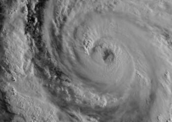 Huracán Hilary, categoría 4, se precipita hacia la península de Baja California