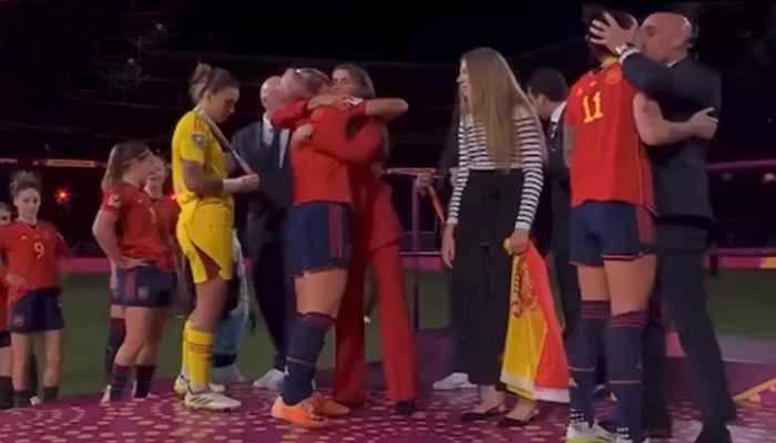 La FIFA abre expediente disciplinario contra dirigente del fútbol español que besó a jugadora en los labios 