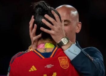 La FIFA abre expediente disciplinario contra dirigente del fútbol español que besó a jugadora en los labios