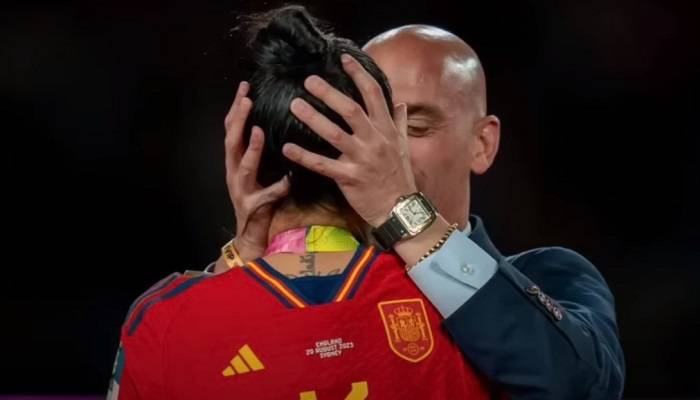 La FIFA abre expediente disciplinario contra dirigente del fútbol español que besó a jugadora en los labios