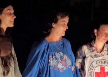 Hamás liberó a 2 rehenes estadounidenses; ayuda humanitaria entra a Gaza