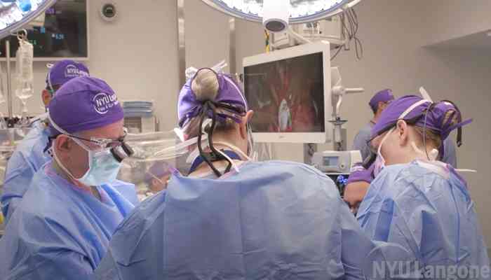 Cirujanos estadounidenses realizan el primer trasplante de ojos del mundo