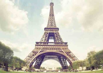 Huelga del personal de la Torre Eiffel en el centenario de la muerte del creador