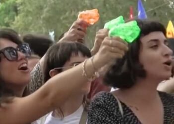 Levantamiento anti turismo en Barcelona, mientras la crisis inmobiliaria se desborda