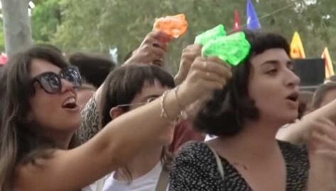 Levantamiento anti turismo en Barcelona, mientras la crisis inmobiliaria se desborda