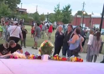 Una comunidad destrozada: 4 muertos y 9 heridos en un tiroteo en una escuela de Georgia