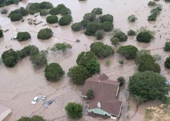 Mortales inundaciones repentinas devastan la región montañosa de Texas